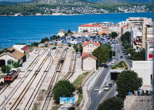 Umirovljenici i studenti i ovo ljeto imaju besplatan vlak do Šibenika