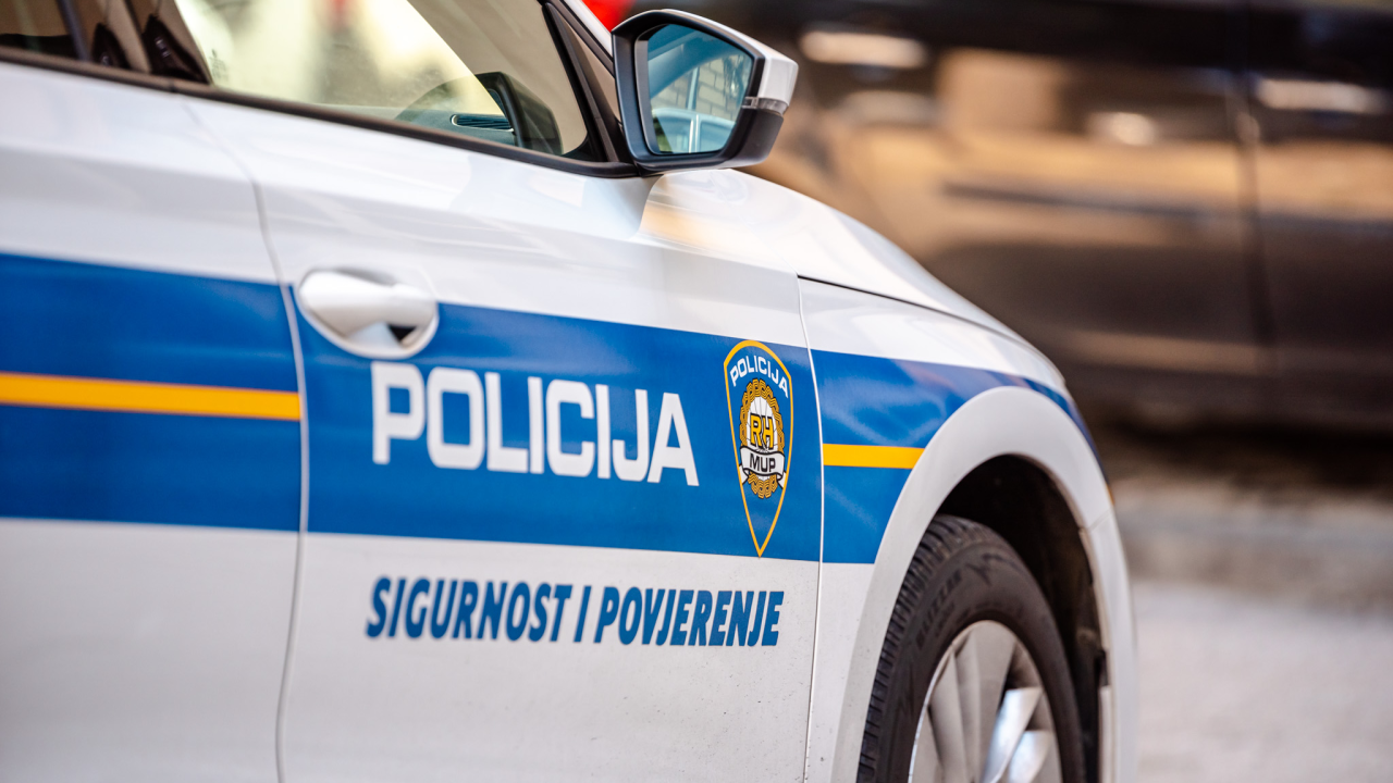 Vozač (56) u teretnjaku kod Tribunja sletio s ceste: Zaradio teške tjelesne ozljede i prekršajni nalog