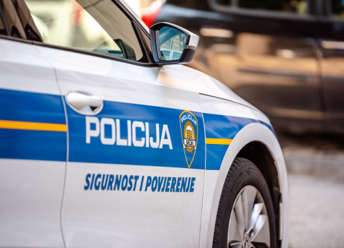 Vozač (56) u teretnjaku kod Tribunja sletio s ceste: Zaradio teške tjelesne ozljede i prekršajni nalog