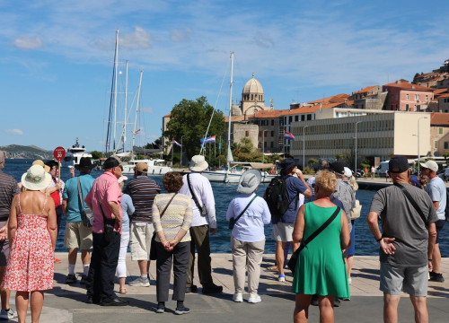 Fotografija 4 - Šibenska jezgra vrvi turistima: Organizirane grupe preplavile grad, vodiči imaju 'pune ruke' posla