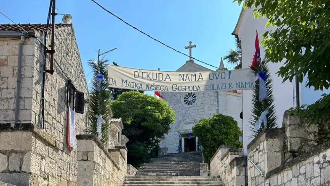 Gospa od Kapelice: Gospina Slika prenosi se brodicom od svetišta do obale u Rogoznici