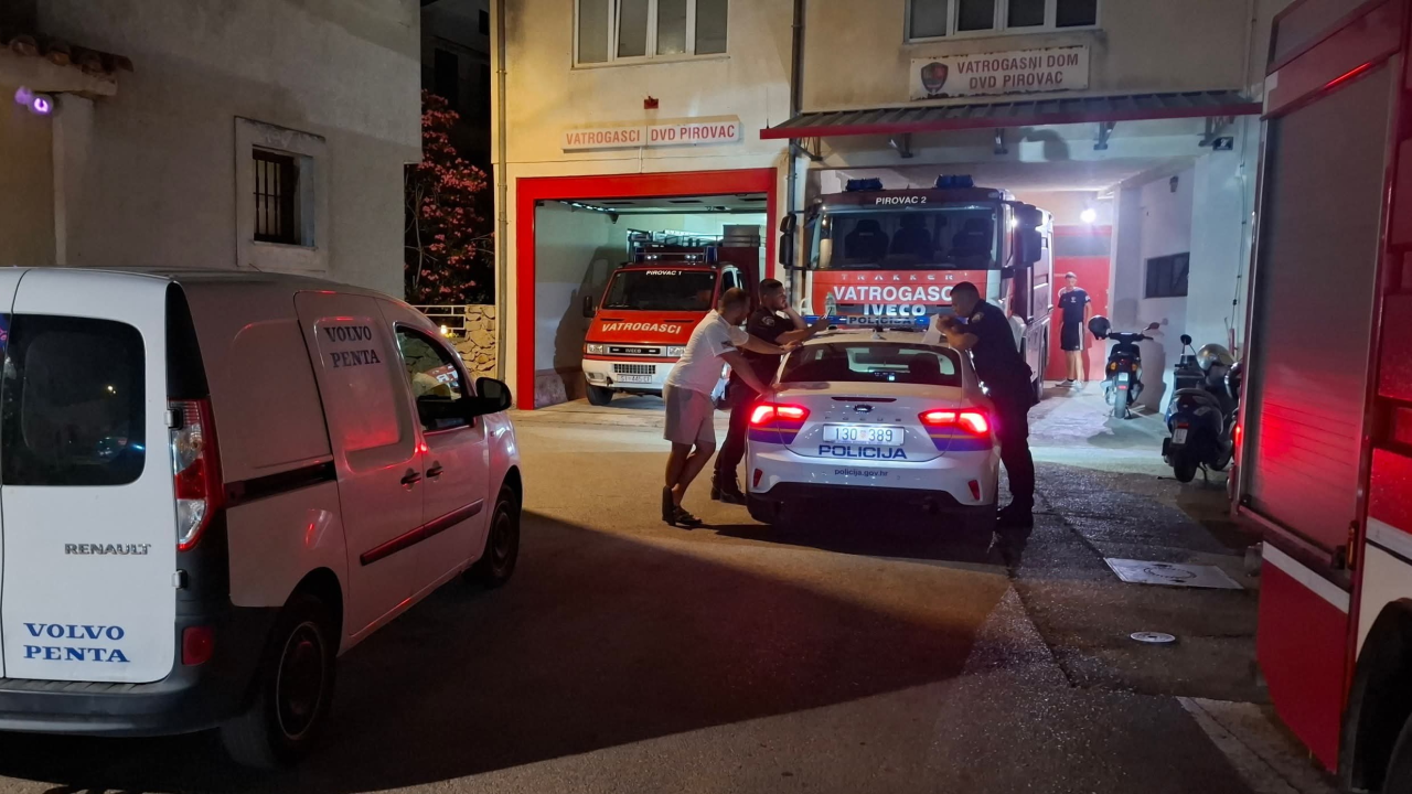 Svaka sekunda je važna! Pirovački vatrogasci kasnili na intervenciju zbog nepropisno parkiranog vozila