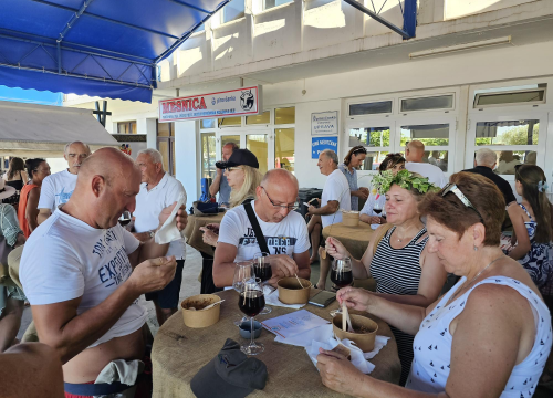 U Pirovcu je u petak sve bilo u znaku tradicije i starih običaja marendavanja