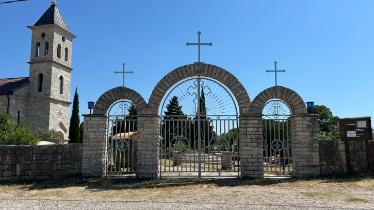 'Kninđe' nestale sa spomenika u Kistanjama, županijski DP-ovci uklonili bi i neke detalje s pravoslavne crkve u Biovičina Selu
