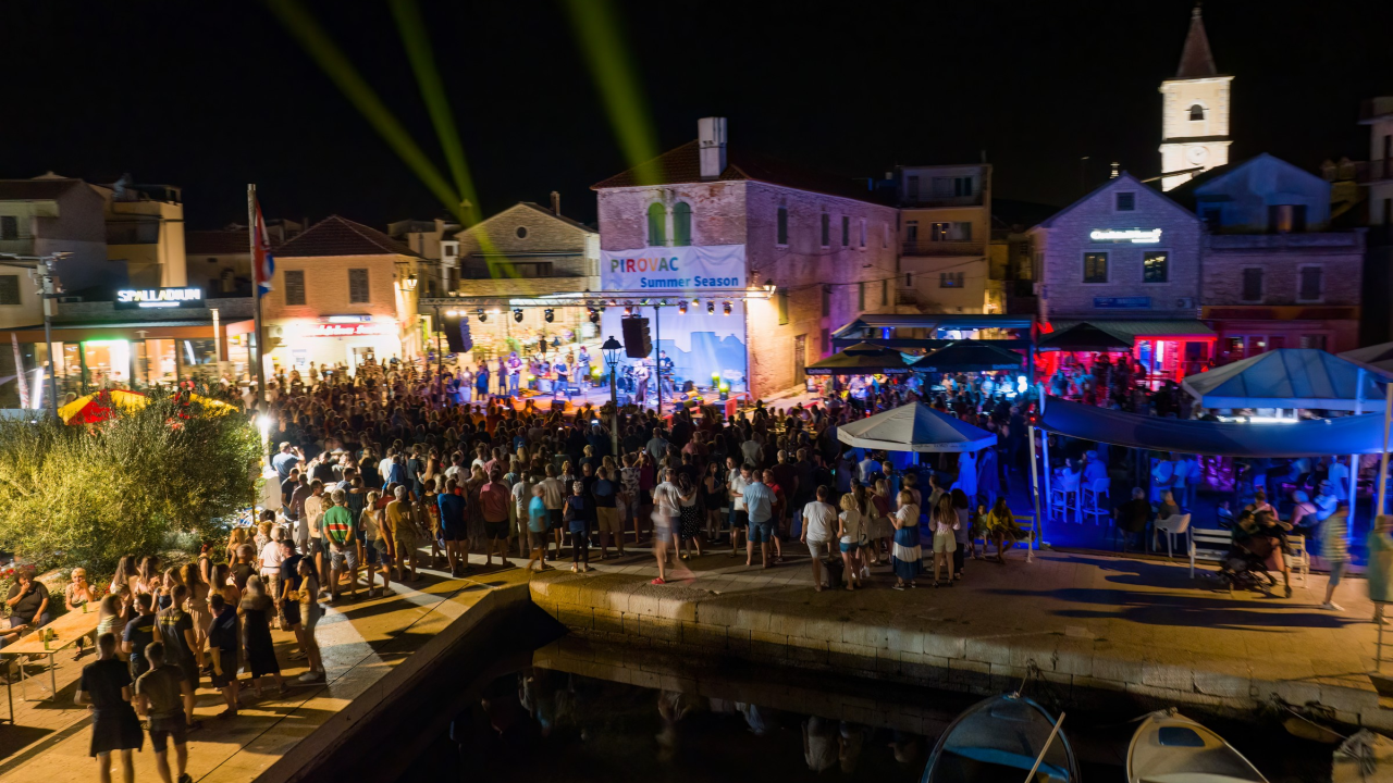 Ribarska fešta uz Giuliana i Diktatore otvara ljetnu sezonu u Pirovcu!