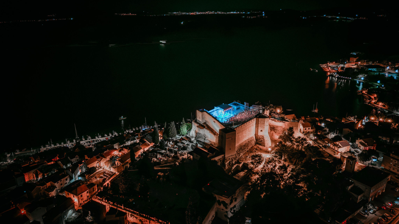 Gitaristički virtuoz Cory Wong oduševljen Tvrđavom sv. Mihovil, kiša malo skratila koncert