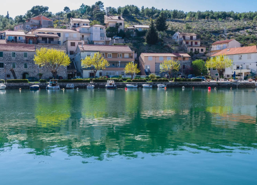 Grad Šibenik prodaje zemljišta u Zatonu – otvoren javni natječaj