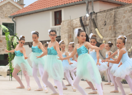 Fotografija 9 - Šibenčanka Meri Višnjić i njene balerine u Tribunju stvaraju bajku