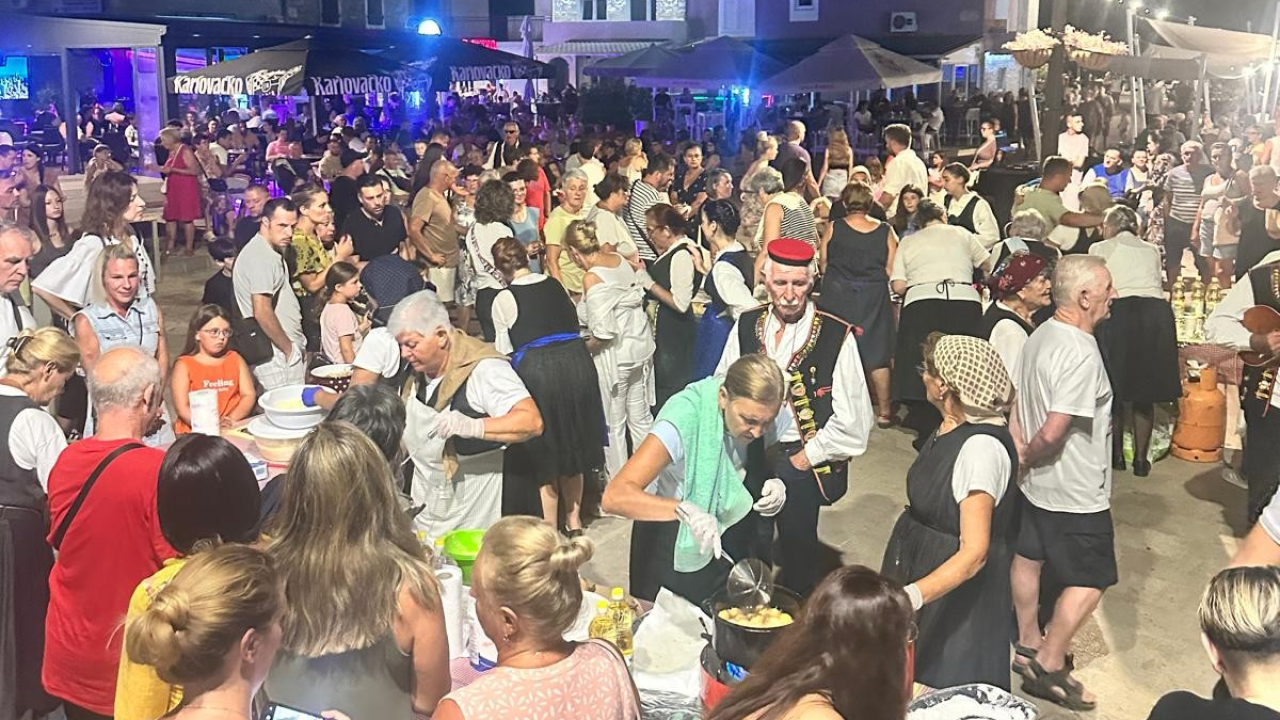 Duh prošlih vremena i kulturna baština: Večeras u Pirovcu Večer folklora i domaćih slastica