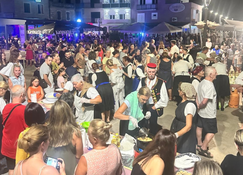 Duh prošlih vremena i kulturna baština: Večeras u Pirovcu Večer folklora i domaćih slastica