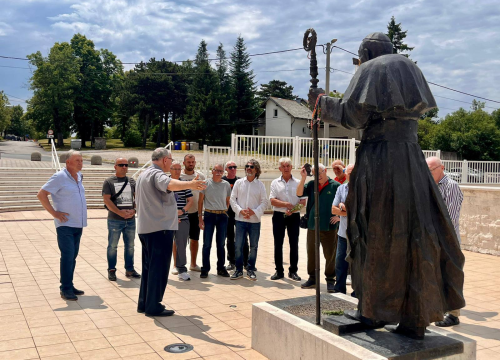 Članovi šibenske Bratovštine sv. Jakova hodočastili u Udbinu - ključno mjesto sjećanja povijesti i stradanja