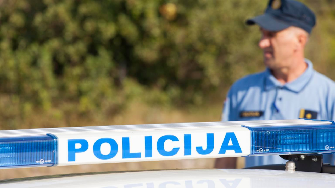 Dvojac u Pirovcu pokušao pobjeći policiji, plavci kod njih pronašli razne droge i veći iznos novca