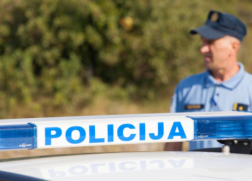 Dvojac u Pirovcu pokušao pobjeći policiji, plavci kod njih pronašli razne droge i veći iznos novca