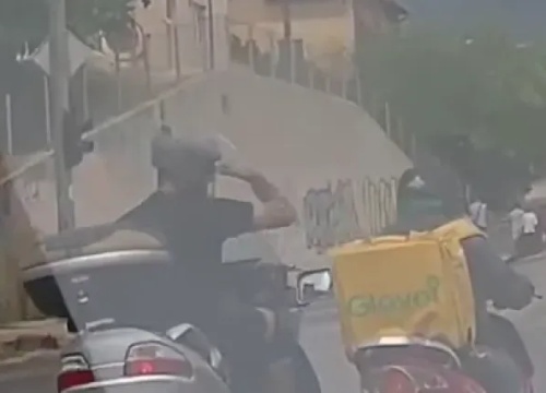 Vozač skutera iz čista mira nasrnuo na dostavljača