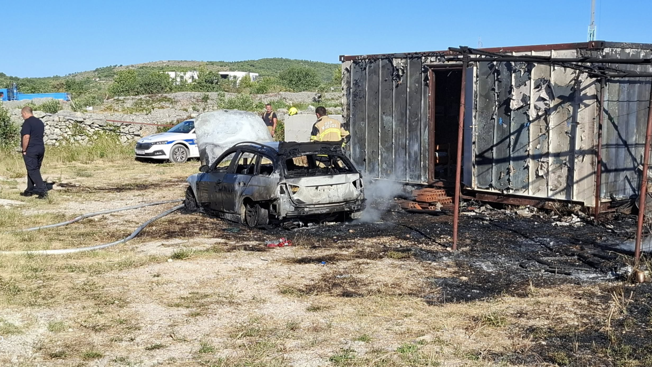 Ugašen požar u Vodicama, izgorio jedan automobil