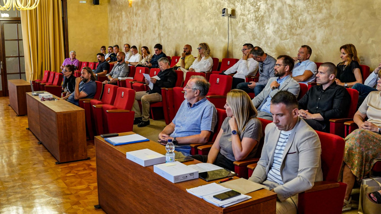 Održana 2. sjednica šibenskog Gradskog vijeća, s dnevnog reda povučen prijedlog odluke o prodaji terena u PZ Podi