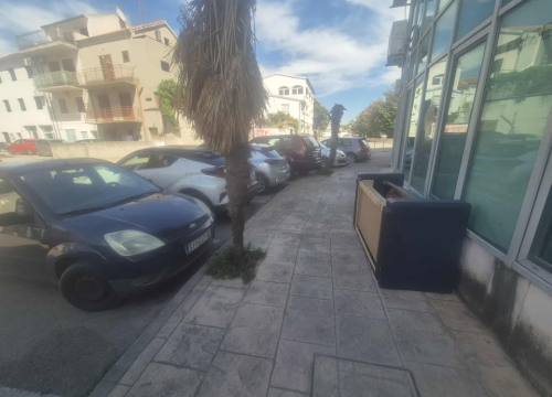 Rezervacija parkinga u Vodicama: Netko ostavio kauč nasred parkirališta