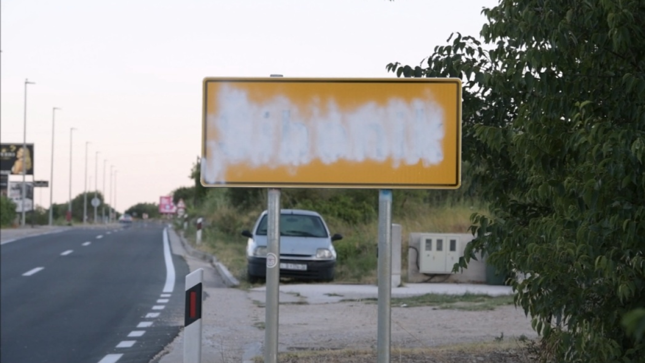 Bijelom bojom išaran znak na ulazu u Šibenik iz pravca Ražina