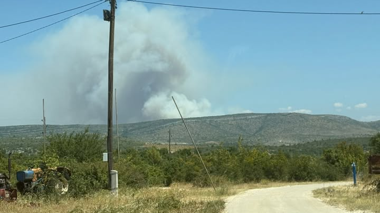 U tijeku je dogašavanje velikog požara na području Đevrsaka. Na terenu 23 vatrogasca