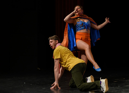 U Knin stiže nagrađivana predstava o najpopularnijoj aplikaciji za upoznavanje i donosi pregršt smijeha i pjesme