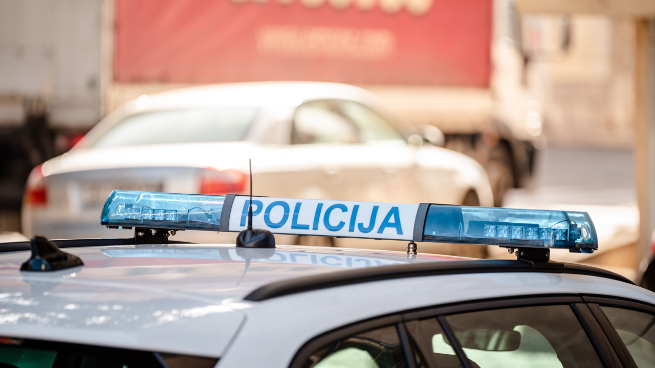 Mopedist (21) vozio po Primoštenu bez položenog vozačkog. Dobio novčanu kaznu