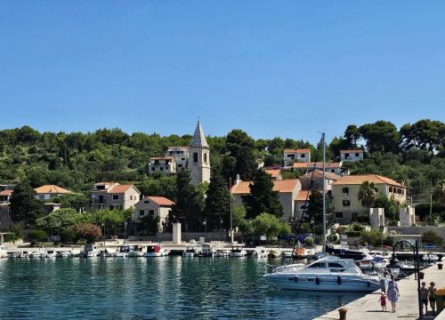 Mještani Prvića uputili apel za sigurnost u večernjim satima: Bez romobila, bicikala i skutera u centru