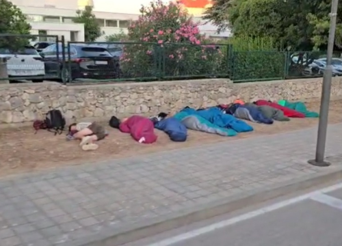 Smještaj s tisuću zvjezdica: Turisti prespavali ispred vodičkog hotela