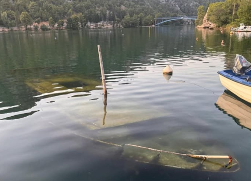 Pola u rijeci, pola u zaboravu: Potopljena brodica već dvije godine na ulazu u NP Krka, nije jasno u čijoj je nadležnosti