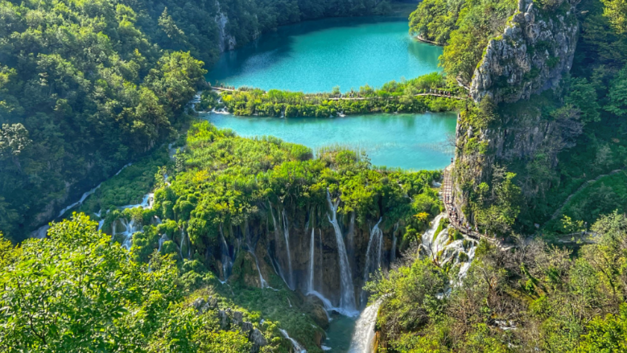 Šestero ozlijeđenih u slijetanju turističkog vlakića na Plitvicama