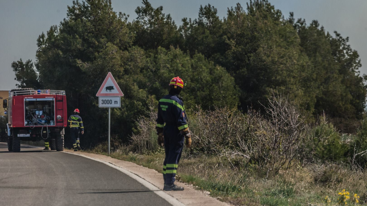Vatrogasci gasili požar smeća na kninskom području
