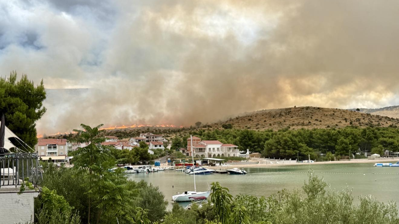 Požar u Jasenovu lokaliziran: Opožareno 40 hektara, vatrogasci rade na dogašavanju