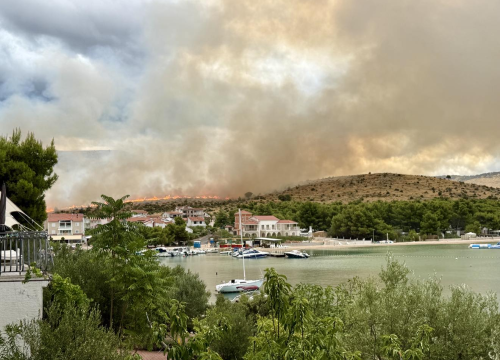 Požar u Jasenovu lokaliziran: Opožareno 40 hektara, vatrogasci rade na dogašavanju