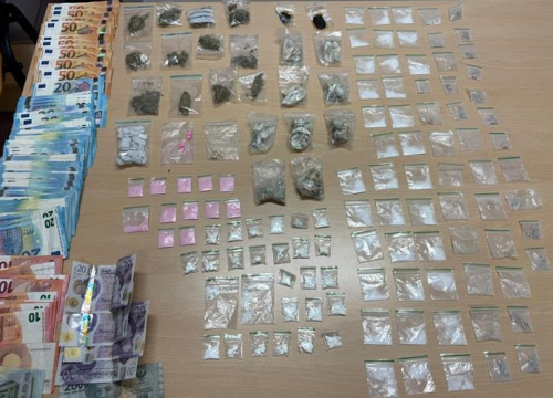 Policija kod dvojice Britanaca u Tisnom pronašla cijeli asortiman droga, oduzeta im i veća količina novca