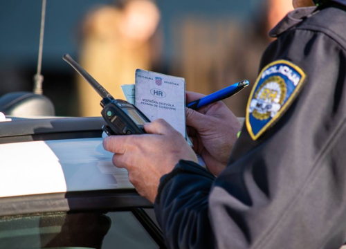 Policija u Kninu zatekla pijanu vozačicu (36), odbila testiranje na drogu pa završila u zatvoru