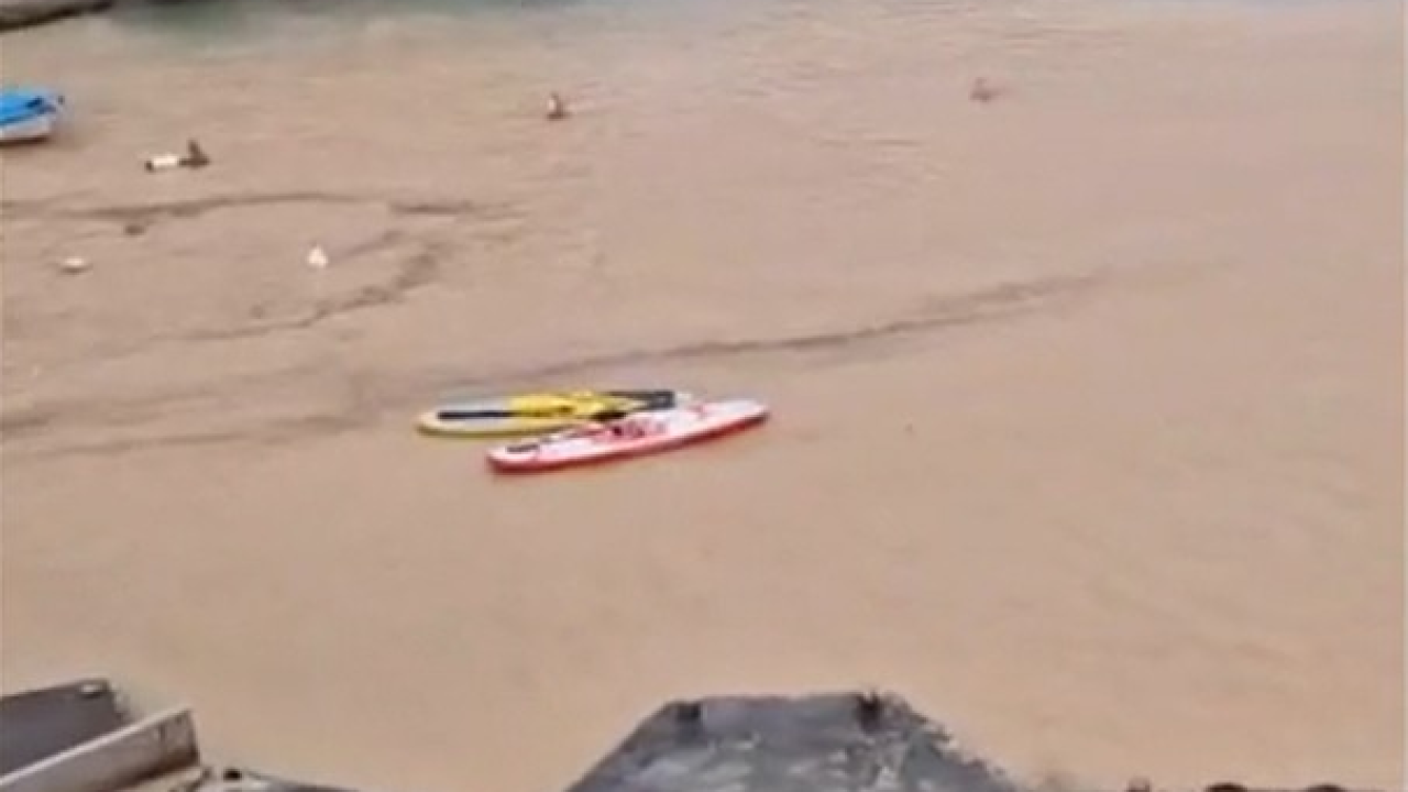 Nakon nevremena osvanuo ružan prizor u uvali kod Rogoznice. Mještani očajni, a turisti se žale