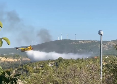 Oko 17 sati buknuo požar u Konjevratima. Brzom reakcijom vatrogasaca i kanadera stavljen pod kontrolu
