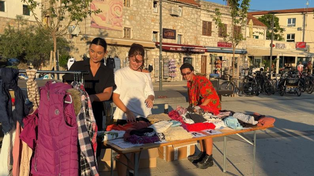 U Murteru održan humanitarni buvljak za Šibenske šape: 'Nadahnjujuće je vidjeti želju ljudi za ovako značajne inicijative'