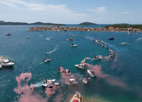 Stotine brodova spojilo Krapanj i Brodaricu: Jedinstvena milenijska fotografija povodom Gospe od Anđela i obljetnice ‘Oluje’