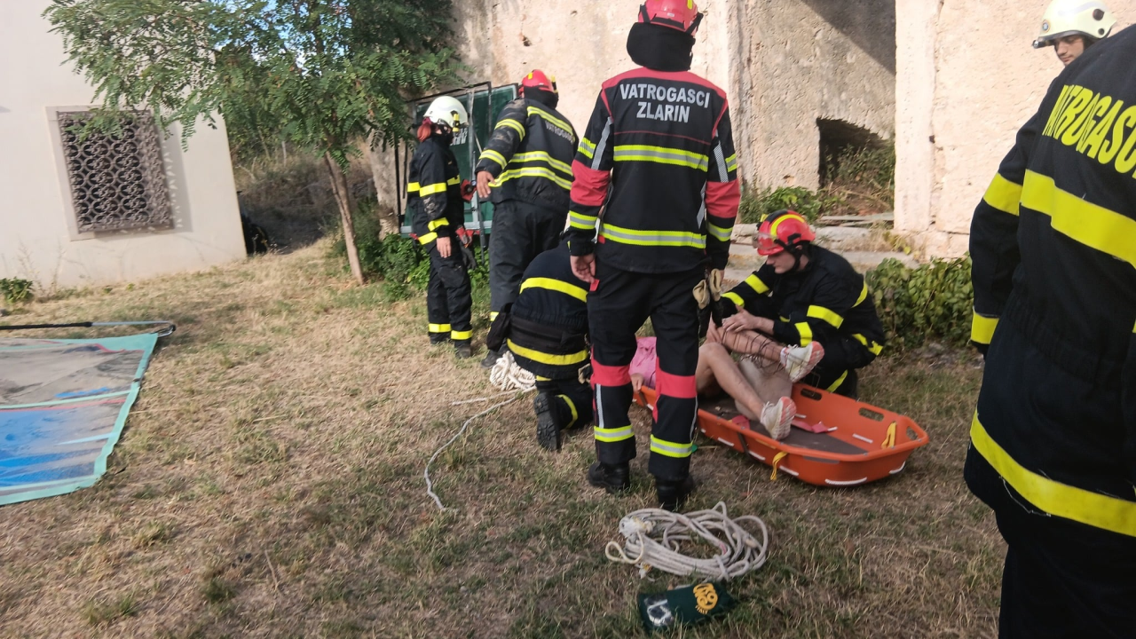 Dvije osobe propale kroz pod u napuštenoj kući na Zlarinu: 10 vatrogasaca sudjelovalo u spašavanju