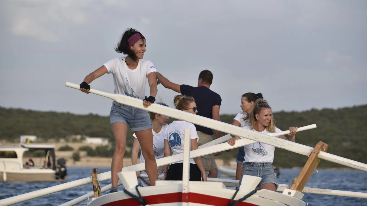 Odgođen koncert Jole u Betini zbog loših vremenskih uvjeta: Regata 'Dlan i veslo' održava se prema planu