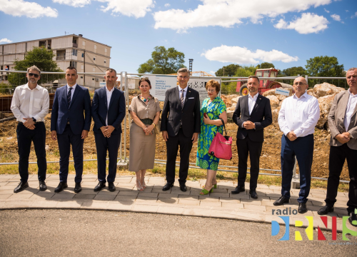 Premijer u Drnišu obišao gradilište Centra za starije osobe