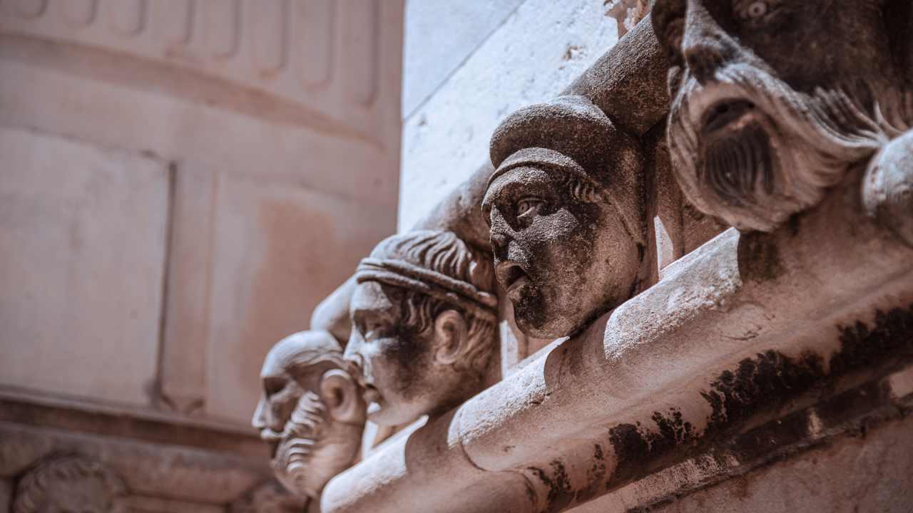 Tri radikalne promjene prezimenskog sastava u Šibeniku i županiji: Prva od 1649., druga od 1991., i treća koja je u punom zamahu