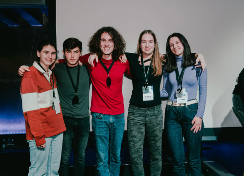 Mlade nade autori večerašnjeg pub-kviza ispred Azimuta