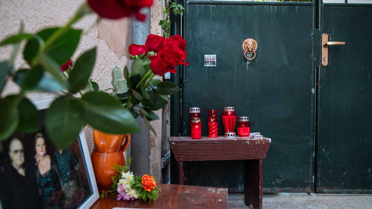 Svijeće, ruže i poruke za obitelj Dedić: Šibenčani danas u Teslinoj ulici odaju počast Gabi, Arsenu i Matiji