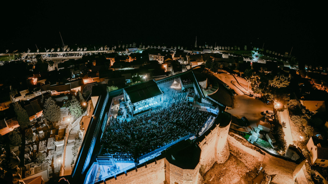 'Glazbena bomba' na 'krovu Šibenika' - Kyoto Jazz Massive & Echoes Of A New Dawn Orchestra