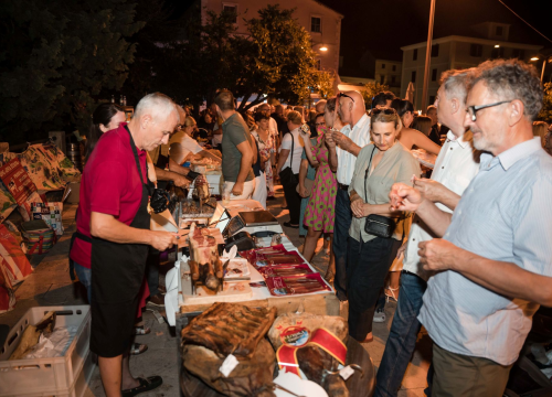 Gurmanski vikend u Drnišu: Festival pršuta spaja tradiciju i odličnu zabavu