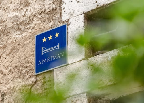 Apartmani u srpnju imali 300 tisuća noćenja manje nego lani, hotelima brojke rastu