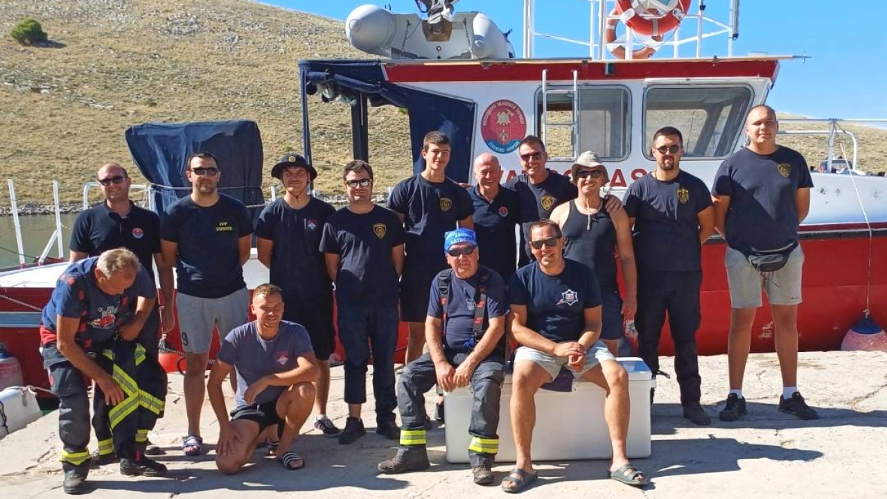 Vatrogasci se okupili i uredili područje oko kapelice i križeva na Kornatu