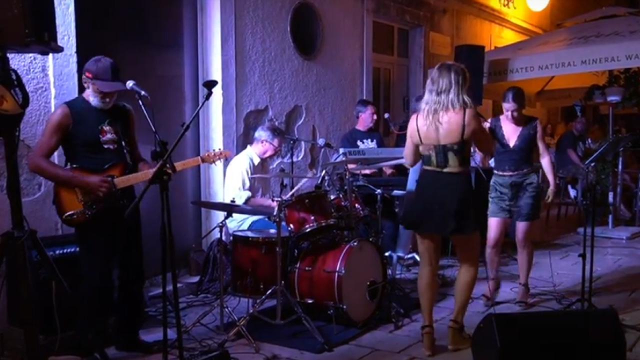 Top Band Cabaret večeras ispred zgrade šibenskog kazališta