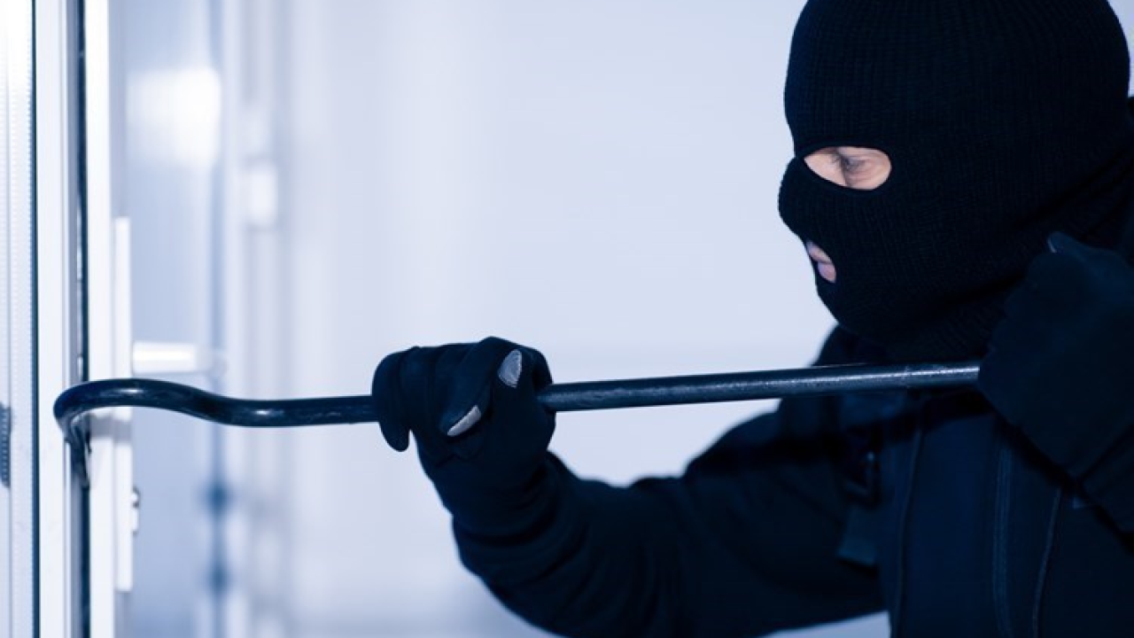 Četiri osobe sudjelovale u teškoj krađi u Šibeniku: Provalili u stan i ukrali više komada nakita i novac